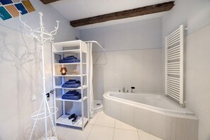Dusche, Haartrockner, Handtücher