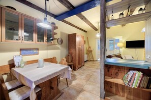 Een televisie en een open haard