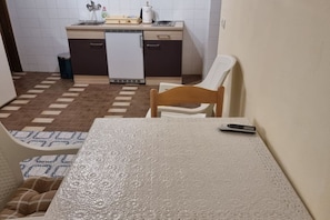 Fridge, stovetop, dining tables - Apartments Željka - Studio Apartment with Terrace (7) (Orebic)