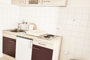 Refrigerador, parrilla de estufa y comedor 