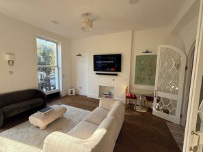 Apartment, 1 Bedroom, Smoking, Balcony | Living room - Bright Flat Near Little Venice, Charming & Central (London)