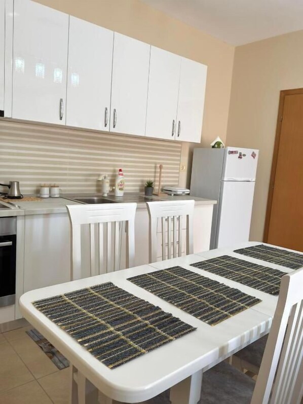 Apartment, Balcony, City View | Private kitchen