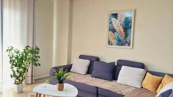 apartman, erkély, kilátással a városra | Nappali