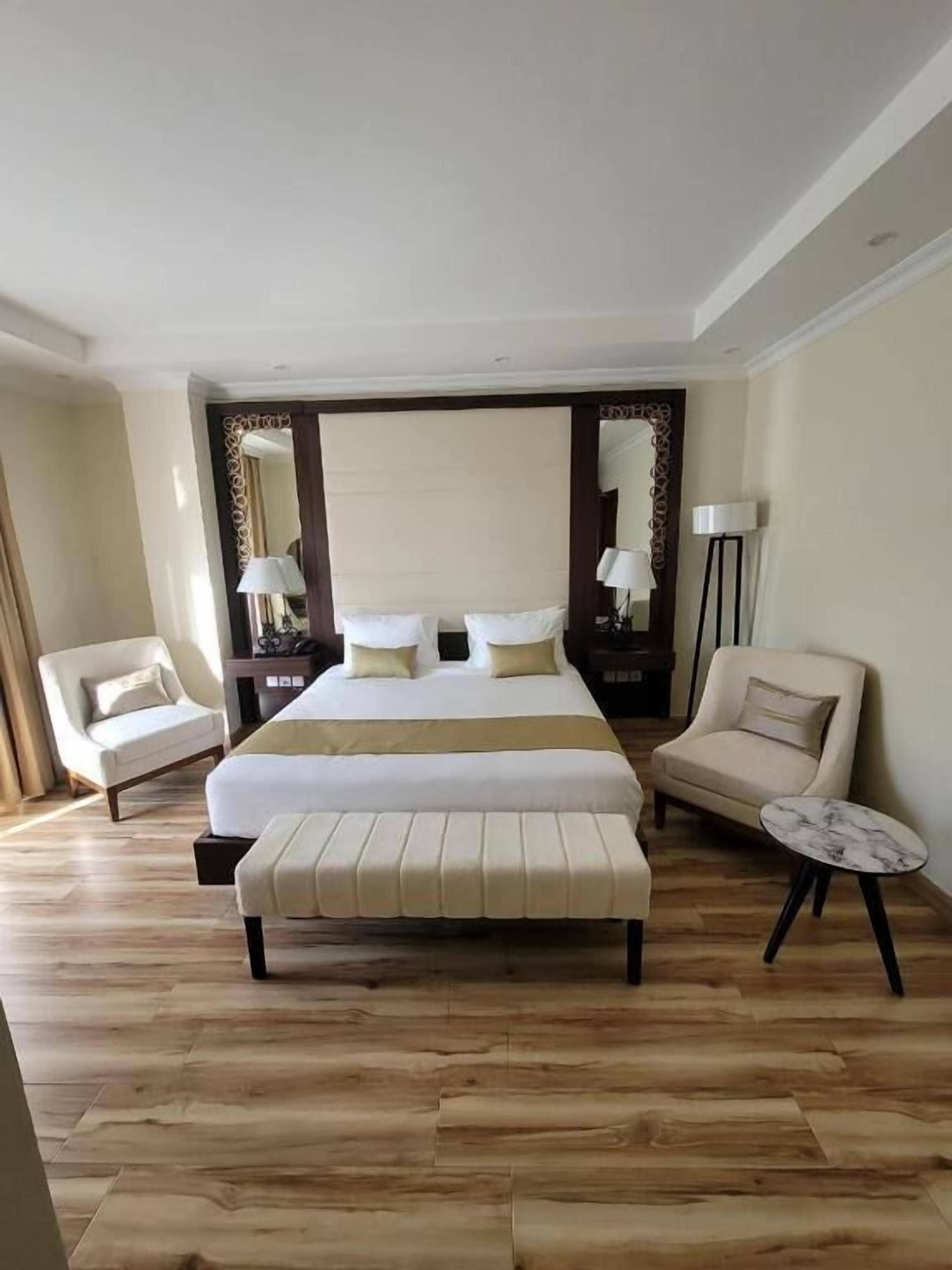 Habitación doble Deluxe, balcón, vista a la ciudad | Caja de seguridad en la habitación, insonorización y wifi gratis 