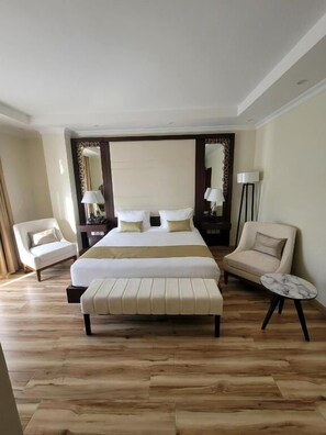 Deluxe Tek Büyük Yataklı Oda, Balkon, Şehir Manzaralı | Odada kasa, ses yalıtımı, ücretsiz kablosuz İnternet 