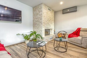 Smart TV - Four Bedroom Holiday House Mali Raj with Pool (Ogulin)