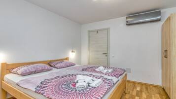 Iron/ironing board, travel crib, free WiFi