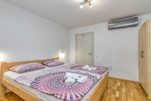 Iron/ironing board, travel crib, free WiFi