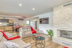 Smart TV - Four Bedroom Holiday House Mali Raj with Pool (Ogulin)