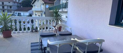 تناول الطعام بالخارج