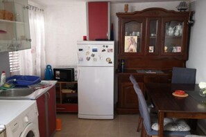 Fridge, oven, stovetop, coffee/tea maker