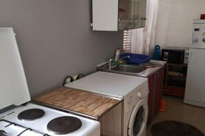 Réfrigérateur, four, plaque de cuisson, cafetière/bouilloire