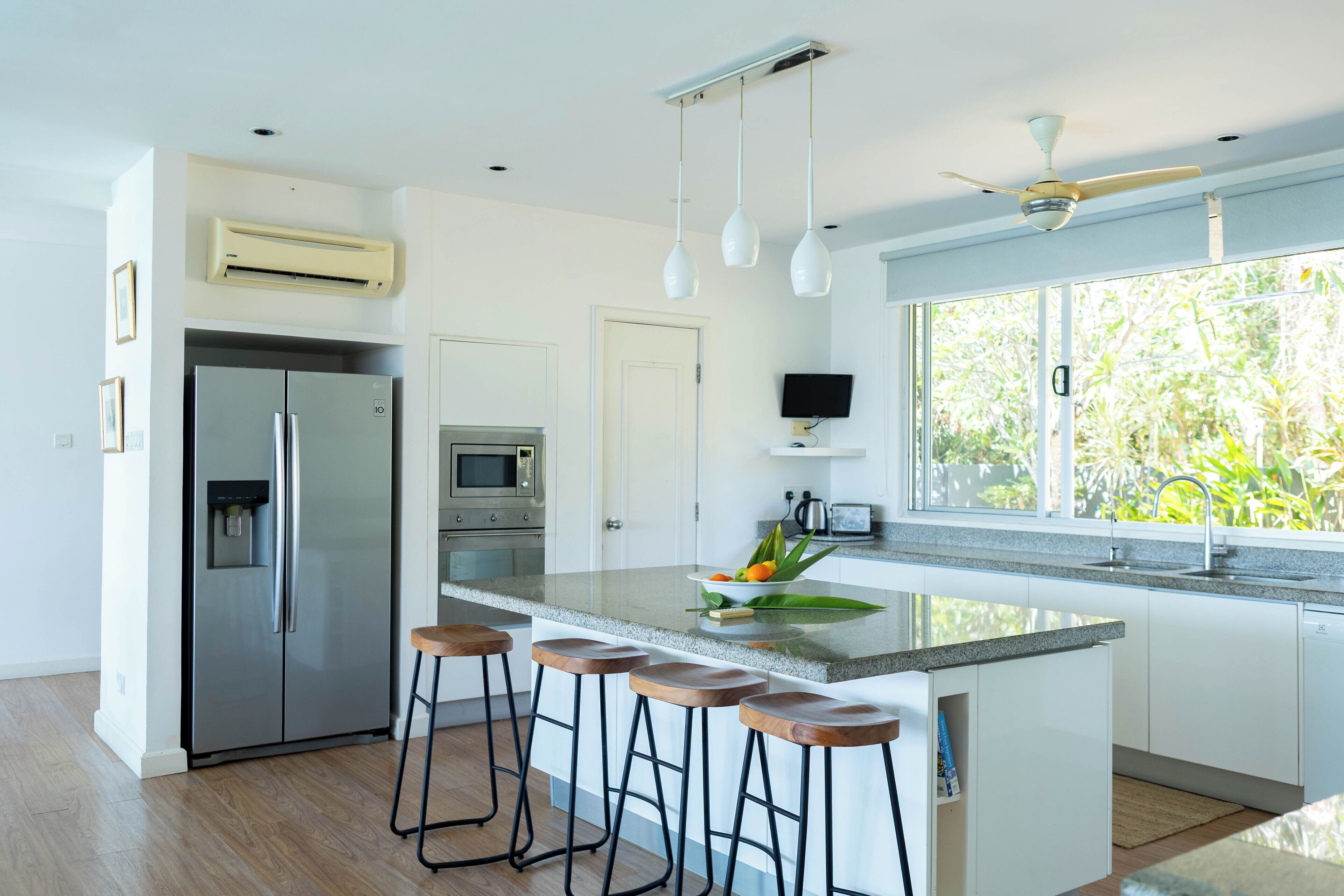 Geladeira, micro-ondas, fogão, cooktop