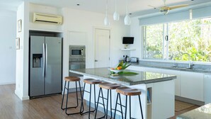 Cafetera y tetera, refrigerador, microondas y horno 