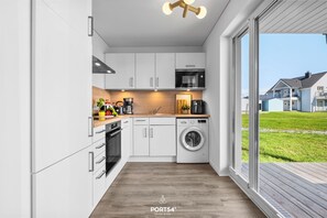 Réfrigérateur, four à micro-ondes, un four, surface de cuisson