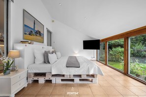 1 bedroom, desk, travel crib, free WiFi