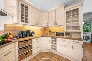 Réfrigérateur, four à micro-ondes, un four, surface de cuisson