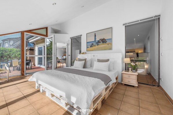 1 bedroom, desk, travel crib, free WiFi