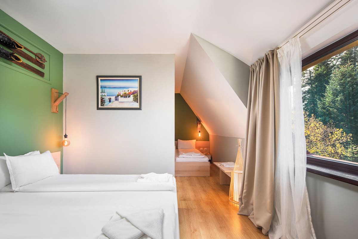 Triple Room | Desk, free WiFi