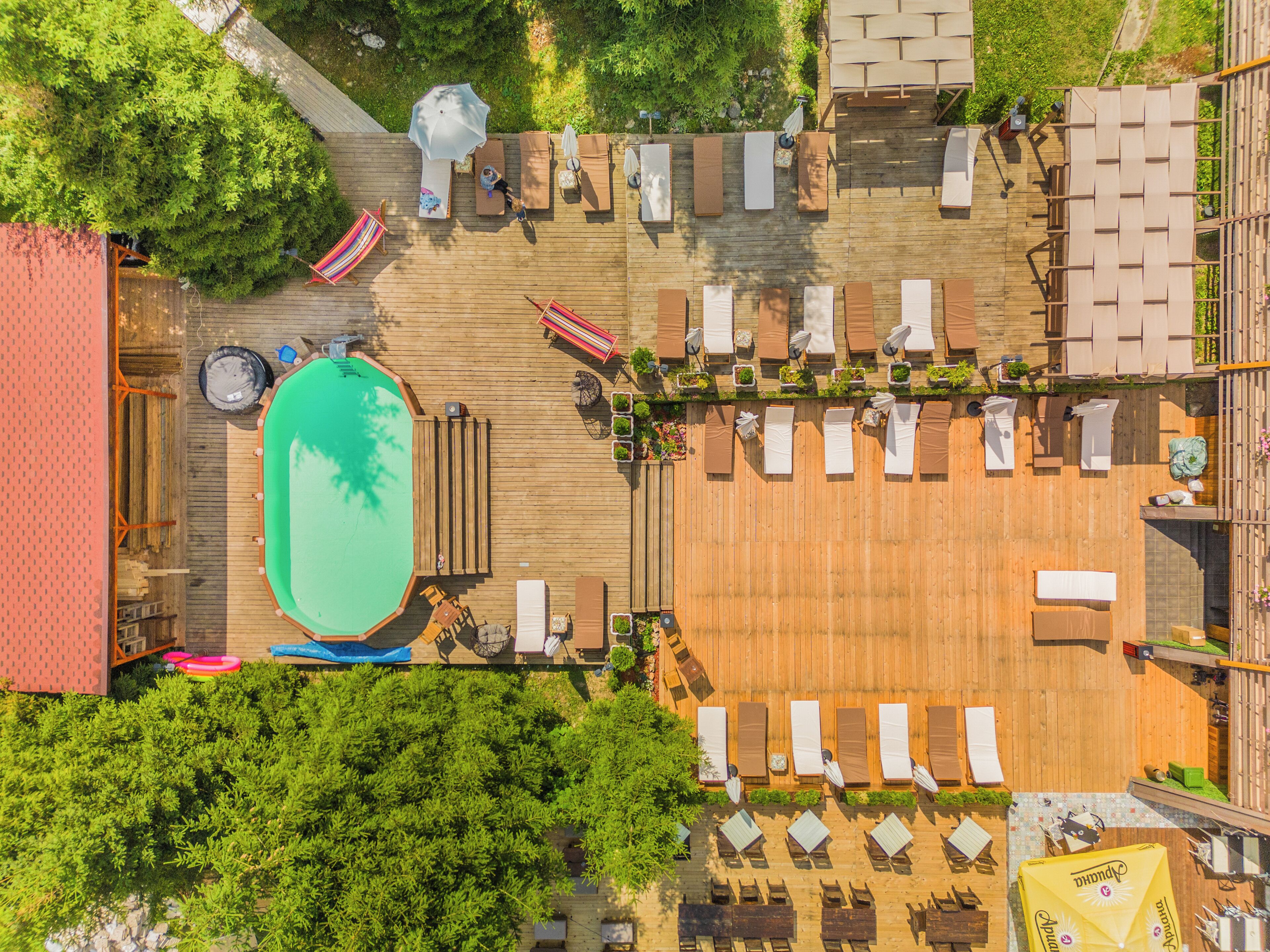 Kolam renang outdoor musiman, dengan payung kolam renang