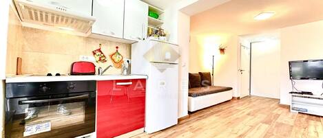 Een koelkast, een oven, een kookplaat, een koffiezetapparaat/waterkoker