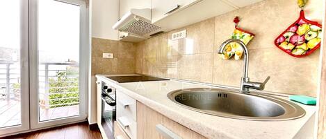 Réfrigérateur, four, plaque de cuisson, cafetière/bouilloire