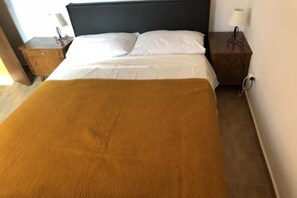 1 habitación, tabla de planchar con plancha y cuna de viaje 