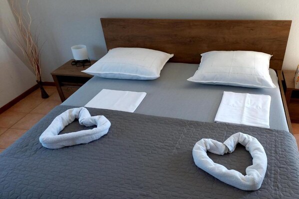 Travel cot, free WiFi