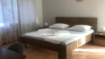 Travel crib, free WiFi