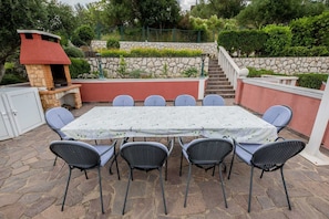 تناول الطعام بالخارج