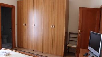 Travel crib, free WiFi