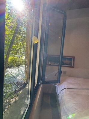 2 bedrooms, internet, bed sheets