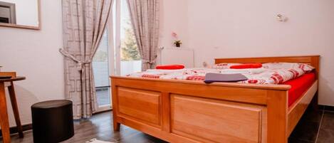 Travel crib, free WiFi