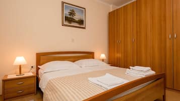 Travel crib, free WiFi