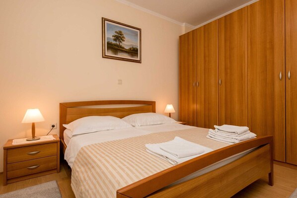 سرير سفر وواي فاي مجانًا