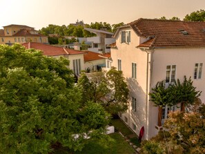 Front of property - Porto Surf Lodge (Porto)