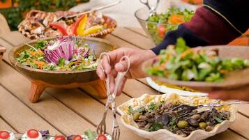 Petit déjeuner buffet (5 EUR par personne)