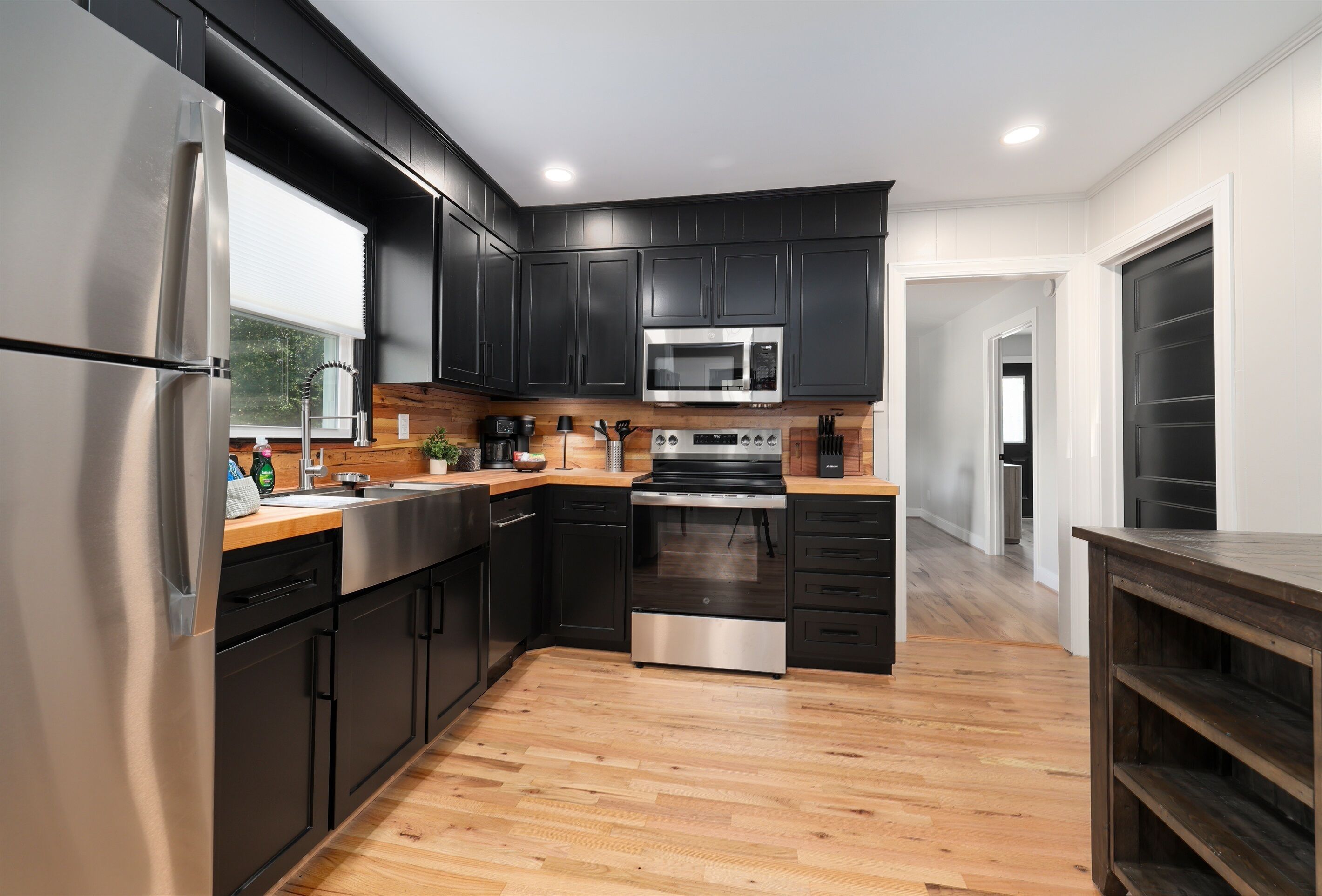 Kjøleskap, mikrobølgeovn, ovn og kokeplater