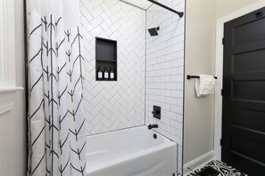 Shower, hair dryer, towels - Driftwood Cottage- Smith River Fly Fishing retreat (Fieldale)