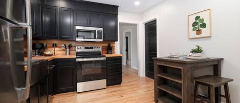 Frigorífico, microondas, horno y placa de cocina