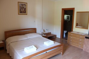 1 bedroom, travel crib, free WiFi