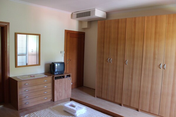 1 bedroom, travel crib, free WiFi
