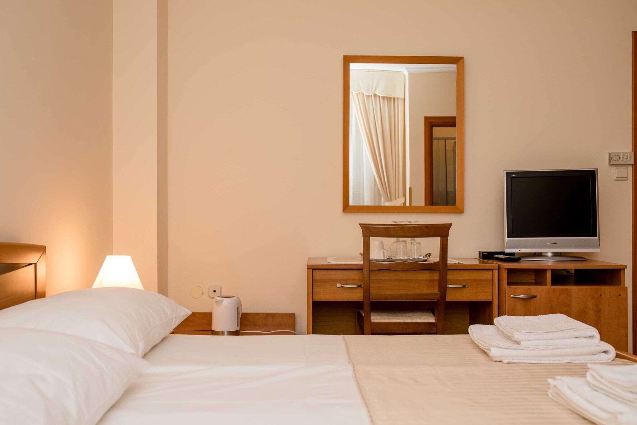 Travel crib, free WiFi