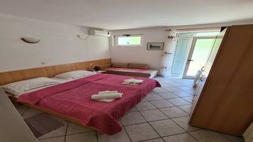 2 bedrooms, travel cot, free WiFi