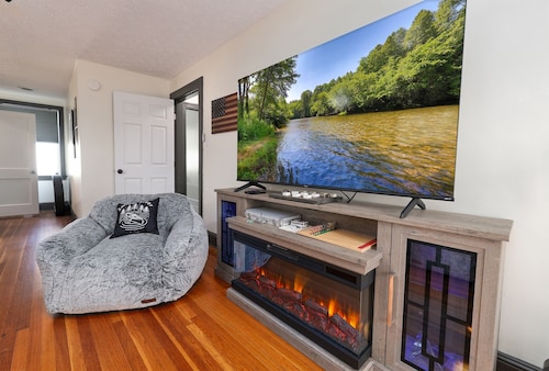 Luxury 3BR Getaway • Steps From the River access