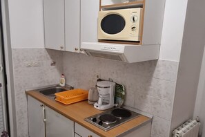 Kjøleskap, mikrobølgeovn, kokeplater og kaffetrakter/tekoker