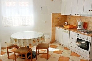 Kühlschrank, Mikrowelle, Herdplatte, Wasserkocher mit Kaffee-/Teezubehör