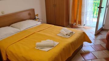 Travel cot, free WiFi