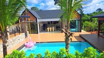 สระว่ายน้ำกลางแจ้ง