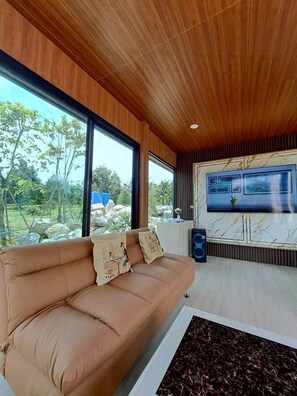 Villa familiar, vistas a la piscina | Zona de estar